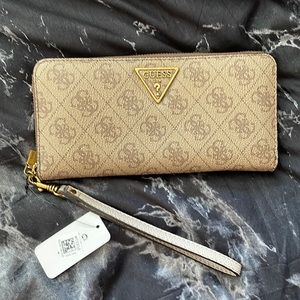 Guess wallet NWT